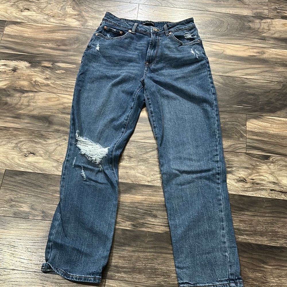 Women’s Straight Leg distressed jeans